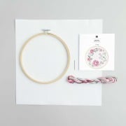 Stickpackung Gezählter Kreuzstich, Kranz aus Rosen, Ø20cm - 