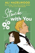 Cover-Bild zum Titel 'Stuck With You' von 'Ali Hazelwood'