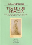 Cover-Bild zum Titel 'Tra le sue braccia. Vita di Leonilda Prato (1875-1958), di Pamparato, fotografa' von 'Lucia Martignone'