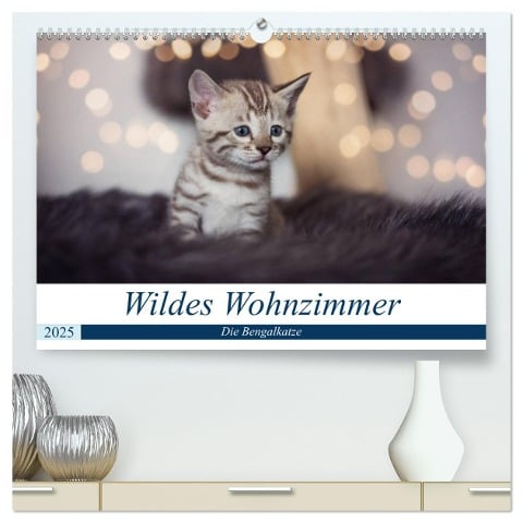 Wildes Wohnzimmer - Die Bengalkatze (hochwertiger Premium Wandkalender 2025 DIN A2 quer), Kunstdruck in Hochglanz - Robyn meets Elos Photography