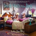 Cover-Bild zum Titel 'Death Waits in the Dark Lib/E' von 'Julia Buckley'