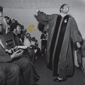 Cover-Bild zum Titel 'I Shall Wear A Crown' von 'Pastor T. L. Barrett & The Youth For Christ Choir'