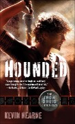 Cover-Bild zum Titel 'Hounded (with two bonus short stories)' von 'Kevin Hearne'