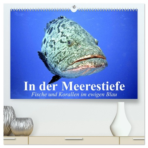 In der Meerestiefe. Fische und Korallen im ewigen Blau (hochwertiger Premium Wandkalender 2025 DIN A2 quer), Kunstdruck in Hochglanz - Elisabeth Stanzer