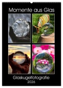 Cover-Bild zum Titel 'Momente aus Glas - Glaskugelfotografie (Wandkalender 2026 DIN A2 hoch), CALVENDO Monatskalender' von 'Mirko Weigt (c) Hamburg'