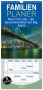 Cover-Bild zum Titel 'Familienplaner 2027 - New York City - der besondere Blick auf Big Apple mit 5 Spalten (Wandkalender, 21 x 45 cm) CALVENDO' von 'Charles Schrader'
