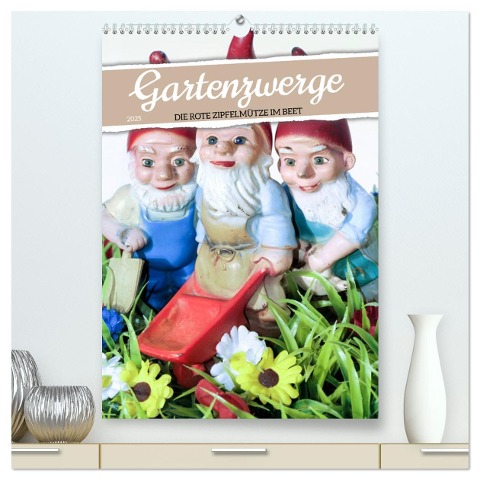 Gartenzwerge: Die rote Zipfelmütze im Beet (hochwertiger Premium Wandkalender 2025 DIN A2 hoch), Kunstdruck in Hochglanz - Calvendo Calvendo