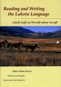 Cover-Bild zum Titel 'Reading and Writing Lakota Language' von 'Albert White Hat Sr'