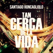 Cover-Bild zum Titel 'Tan cerca de la vida' von 'Santiago Roncagliolo'