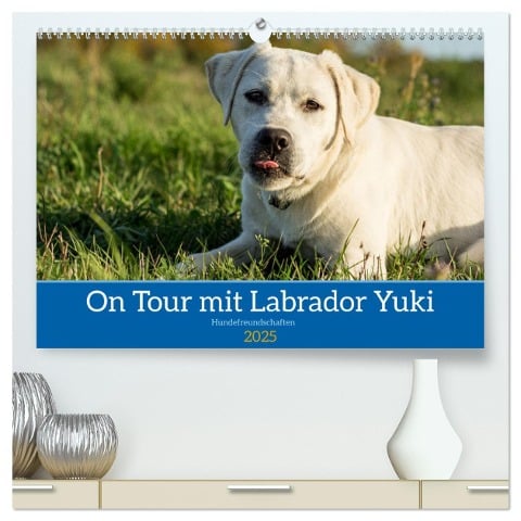 On Tour mit Labrador Yuki (hochwertiger Premium Wandkalender 2025 DIN A2 quer), Kunstdruck in Hochglanz - Jana K. Fotografie