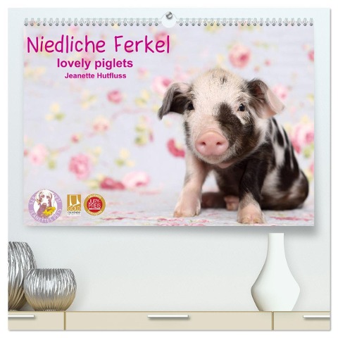 Niedliche Ferkel lovely piglets 2025 (hochwertiger Premium Wandkalender 2025 DIN A2 quer), Kunstdruck in Hochglanz - Jeanette Hutfluss