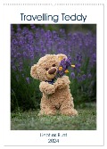 Travelling Teddy liebt es Bunt (Wandkalender 2024 DIN A2 hoch), CALVENDO Monatskalender - Christian Kneidinger