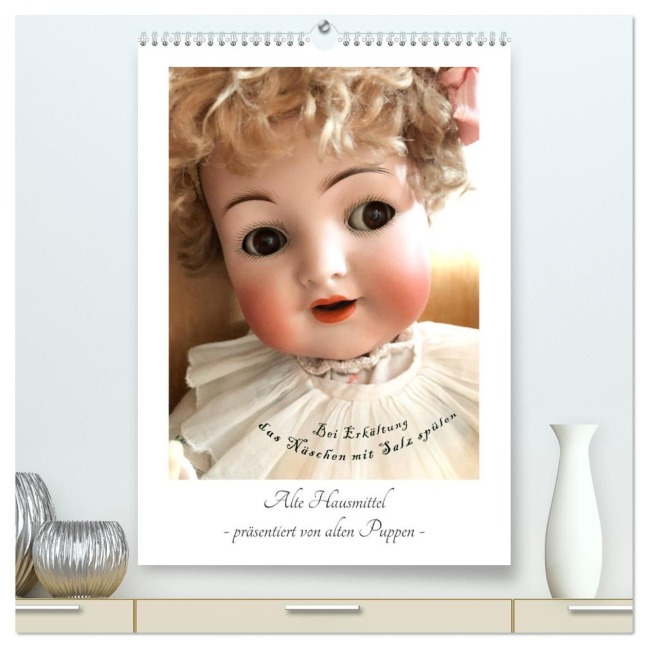 Alte Hausmittel - präsentiert von alten Puppen (hochwertiger Premium Wandkalender 2026 DIN A2 hoch), Kunstdruck in Hochglanz - Weibkiwi Weibkiwi