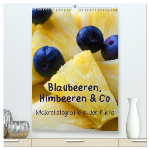 Blaubeeren, Himbeeren & Co - Makrofotografie in der Küche (hochwertiger Premium Wandkalender 2024 DIN A2 hoch), Kunstdruck in Hochglanz - Brigitte Deus-Neumann