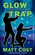 Cover-Bild zum Titel 'Glow Trap (A Clay Wolfe / Port Essex Mystery, #6)' von 'Matt Cost'
