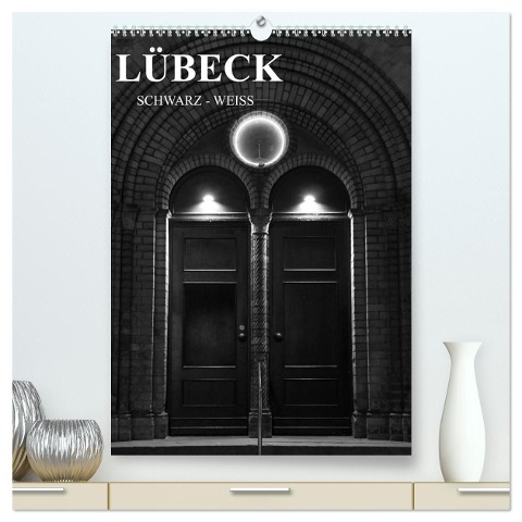 Lübeck schwarz-weiß (hochwertiger Premium Wandkalender 2025 DIN A2 hoch), Kunstdruck in Hochglanz - Oliver Peters