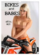Cover-Bild zum Titel 'Bikes and Babes - Edition HOT (Wandkalender 2026 DIN A3 hoch), CALVENDO Monatskalender' von 'Andreas Comandante'