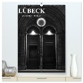 Lübeck schwarz-weiß (hochwertiger Premium Wandkalender 2025 DIN A2 hoch), Kunstdruck in Hochglanz - Oliver Peters