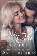 Cover-Bild zum Titel 'Kiss Me Now (Love Me, Kiss Me, #1)' von 'Ari Thatcher'